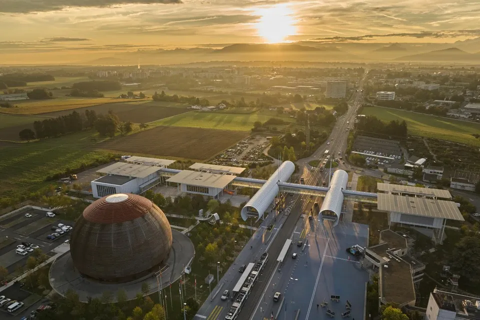 ‘Buitenaards’ bezoekerscentrum Cern telt te veel losse deeltjes